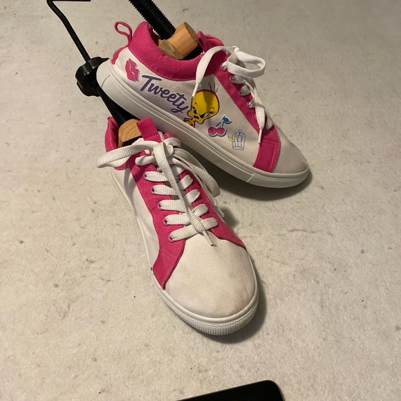 Looney Tunes Tweety Bird Sneakers Sz 10 - Picture 1 of 10